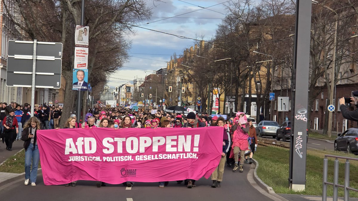 dubisthallede's tweet image. Demonstrationen gegen die AfD in Halle #hal2501