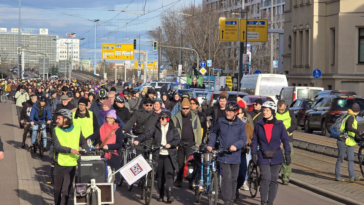dubisthallede's tweet image. Demonstrationen gegen die AfD in Halle #hal2501