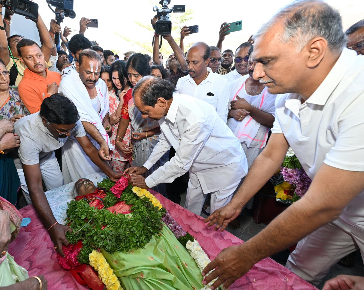 hema_samala's tweet photo. కేసీఆర్ గారి సోదరి దివంగత చీటి సకలమ్మ గారి అంతిమ యాత్రలో కేటీఆర్,హరీష్ రావు గార్లతో కలిసి పాల్గొనడం జరిగింది https://t.co/vEJCs999vm