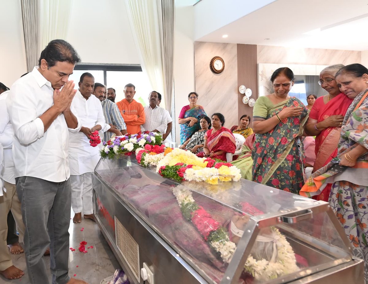 hema_samala's tweet photo. కేసీఆర్ గారి సోదరి దివంగత చీటి సకలమ్మ గారి అంతిమ యాత్రలో కేటీఆర్,హరీష్ రావు గార్లతో కలిసి పాల్గొనడం జరిగింది https://t.co/vEJCs999vm
