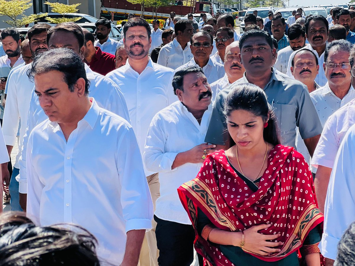 hema_samala's tweet photo. కేసీఆర్ గారి సోదరి దివంగత చీటి సకలమ్మ గారి అంతిమ యాత్రలో కేటీఆర్,హరీష్ రావు గార్లతో కలిసి పాల్గొనడం జరిగింది https://t.co/vEJCs999vm