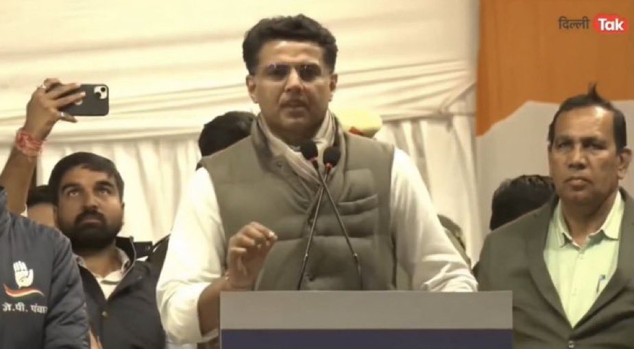 पायलट साहब के पीछे खड़ा ये जवान लड़का जो मोबाइल से फोटो ले रहाँ है युवा विधायक <a href="/AbhimanyuP00NIA/">Abhimanyu Poonia</a> है , छात्र राजनीति से निकलकर विधानसभा तक का सफ़र तय किया है 
इनकी रगड़ाई को आगे बढ़ने में बहुत रुकावट आयी लेकिन पायलट साहब इनके साथ खड़े रहे <a href="/SachinPilot/">Sachin Pilot</a> 🙂🙏