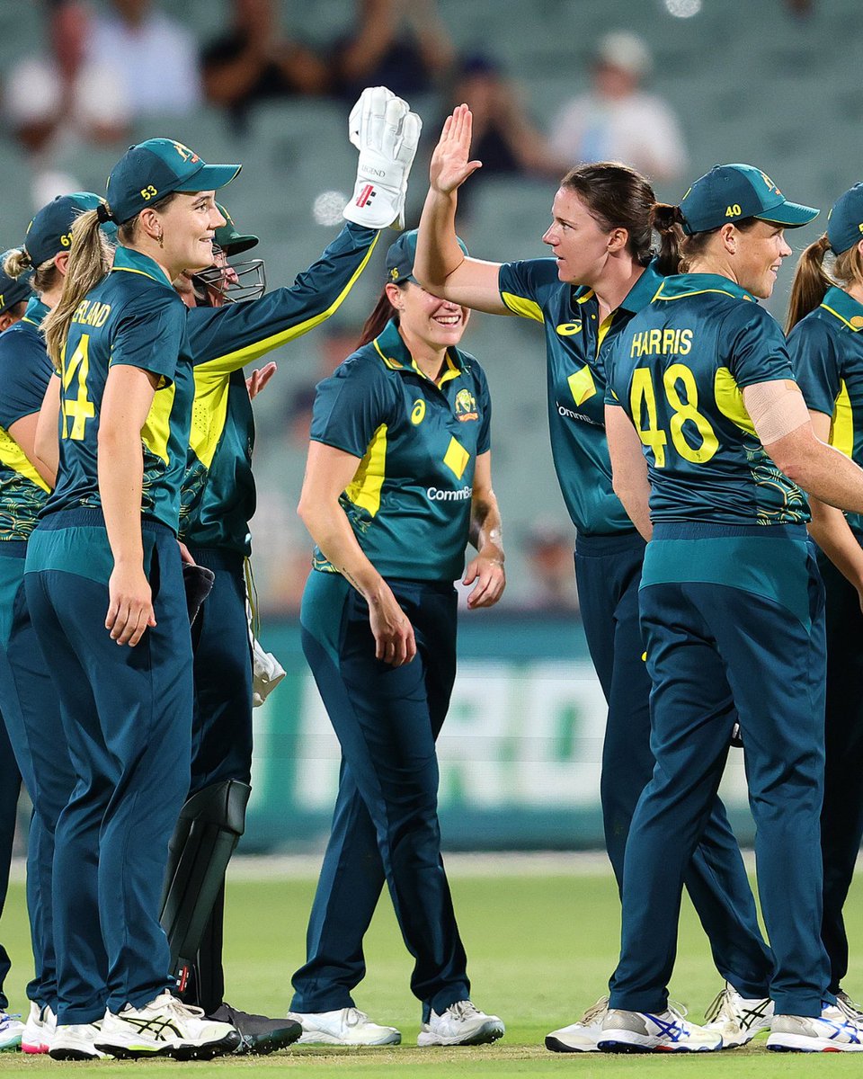 TheAdelaideOval's tweet photo. Things you love to see: Australia beating England at the Adelaide Oval 😍 https://t.co/z0SldBHfTF