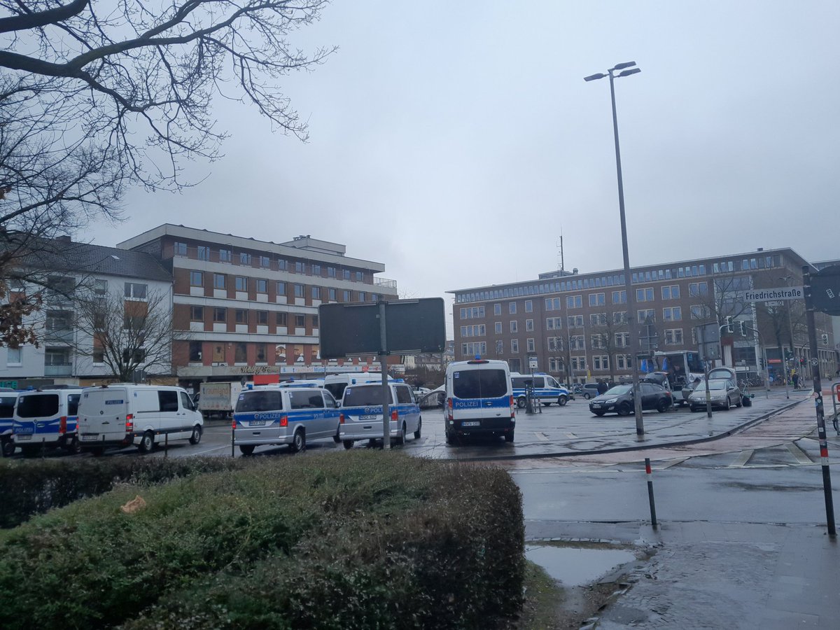 reclaimrosalux1's tweet photo. #Münster🌧 #ms2501
Schwurbel am Servatiiplatz am Aufbauen (die Kundgebung hat sich verlegt) - bisher mehr Polizei.
Bitte beachtet die neuen Standorte für die Gegendemos (s. Sharepics) https://t.co/8upMlJ8CvX