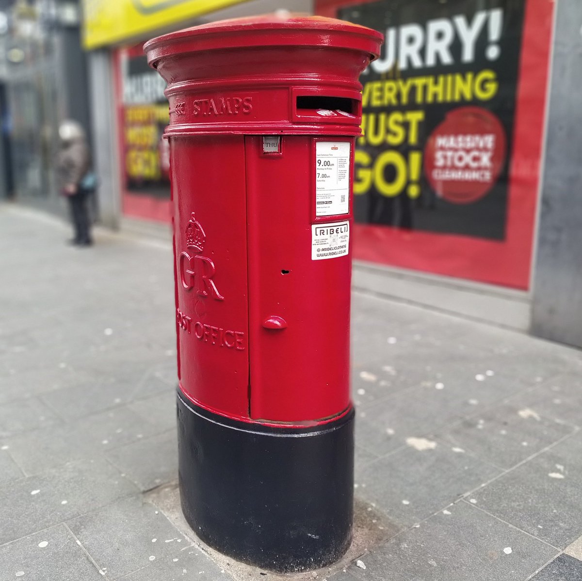 PillarBoxPics's tweet photo. A rare King George V type D in Paradise Street, Liverpool.
These had a stamp machine on the other end to the aperture.
Manufactured by Derby Castings Ltd.
#PostboxSaturday https://t.co/lyemixl9m2