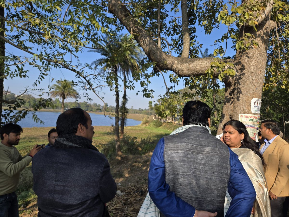 Shantanu_bjp's tweet photo. Along with @DC_Hazaribag Smt. @nancysahay89 Ji, inspected the arrangements at the Hazaribagh Lake, which is a famous tourist place among locals here.

It is an engineering marvel which conserves water and supplies to the nearby areas.

1/2 https://t.co/mQrCqcWXkS