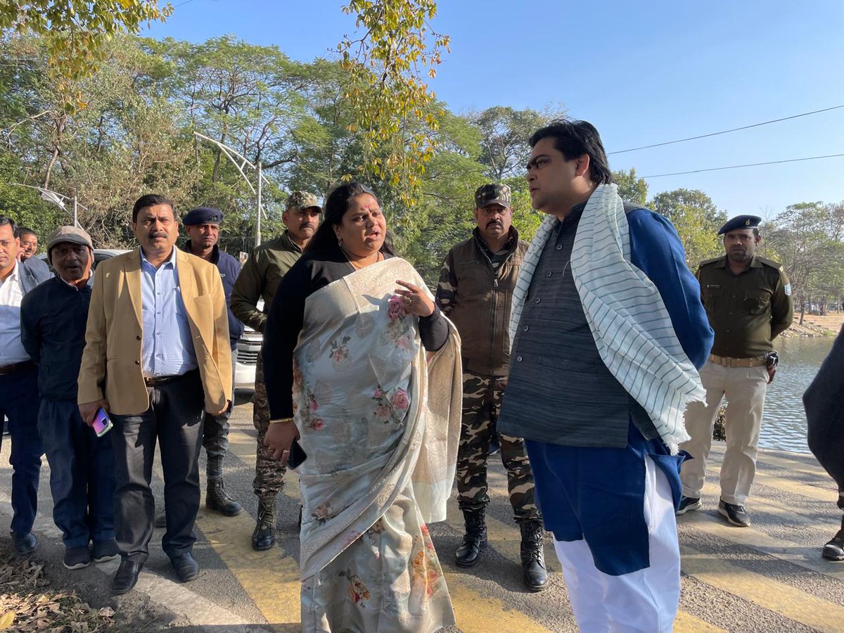 Shantanu_bjp's tweet photo. Along with @DC_Hazaribag Smt. @nancysahay89 Ji, inspected the arrangements at the Hazaribagh Lake, which is a famous tourist place among locals here.

It is an engineering marvel which conserves water and supplies to the nearby areas.

1/2 https://t.co/mQrCqcWXkS