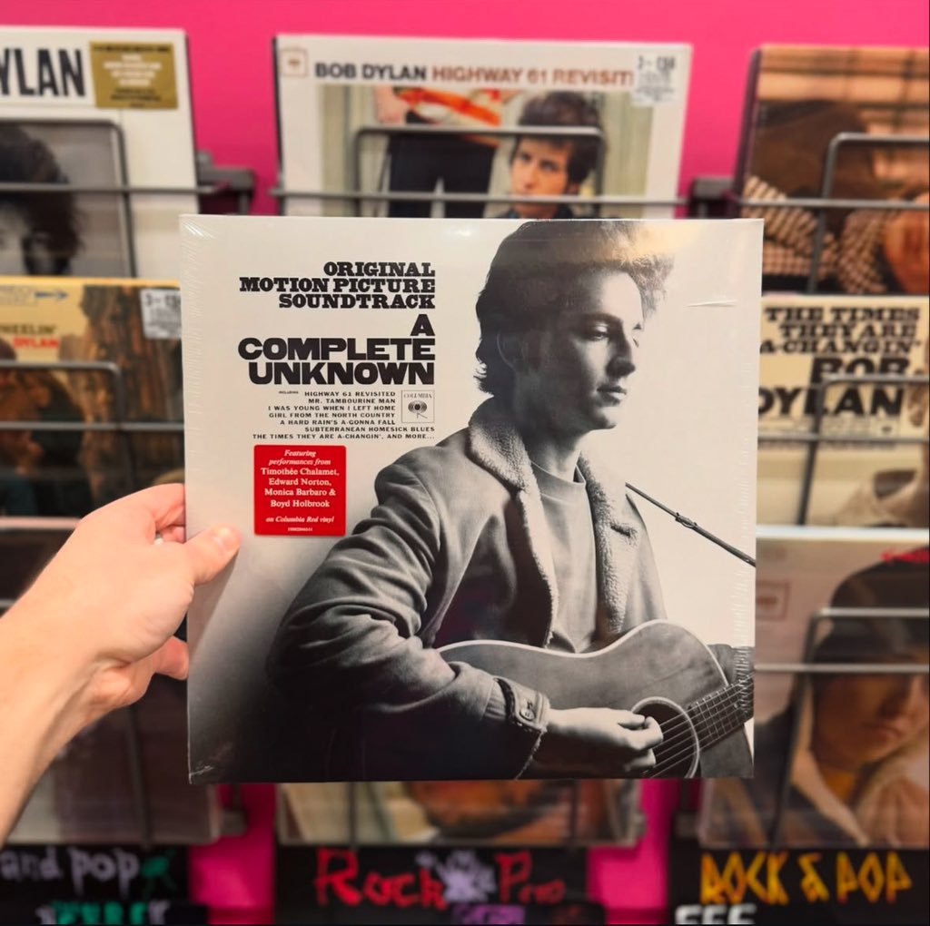 hmvMaidstone's tweet photo. 🎸  𝗔 𝗖𝗢𝗠𝗣𝗟𝗘𝗧𝗘 𝗨𝗡𝗞𝗡𝗢𝗪𝗡   🎸 

The original motion picture soundtrack on Columbia red coloured vinyl is OUT NOW! 

Don’t forget to pick up a FREE copy of this months film special NME! Whilst stocks last! 🏃🏻

#hmv #bobdylan #acompleteunknown #vinyl #music #trending https://t.co/RDESDzlgMC