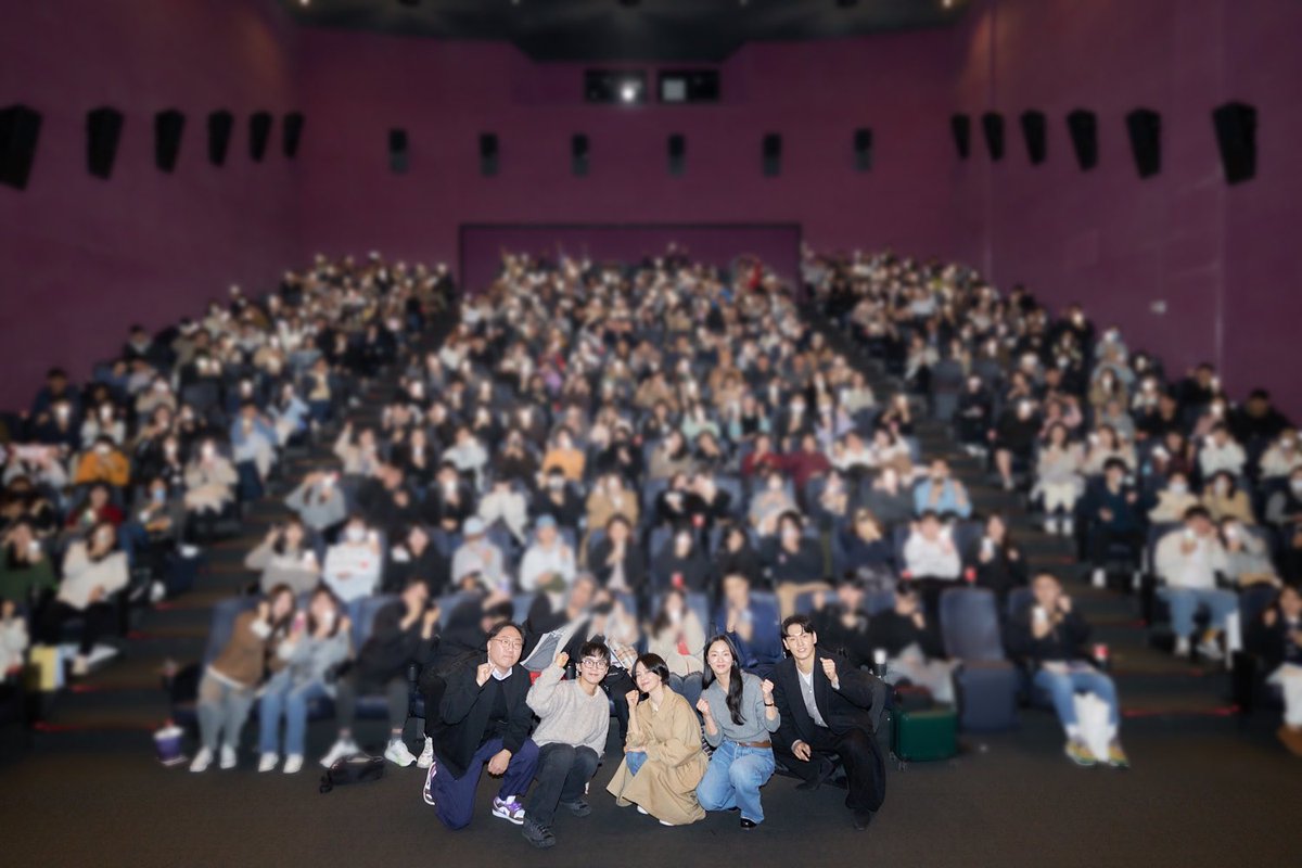 설 연휴 잘 보내는 법 아르켜줄게 ᡣ • . • 𐭩 ♡
바로 #검은수녀들 과 함께하기🖤

검수즈 무대인사 현장
극장에서 만나요 👍🏻 프로필 링크에서 예매! / litt.ly/itsnew_movie

#송혜교 #전여빈 #이진욱 #문우진 #신재휘 #절찬상영중