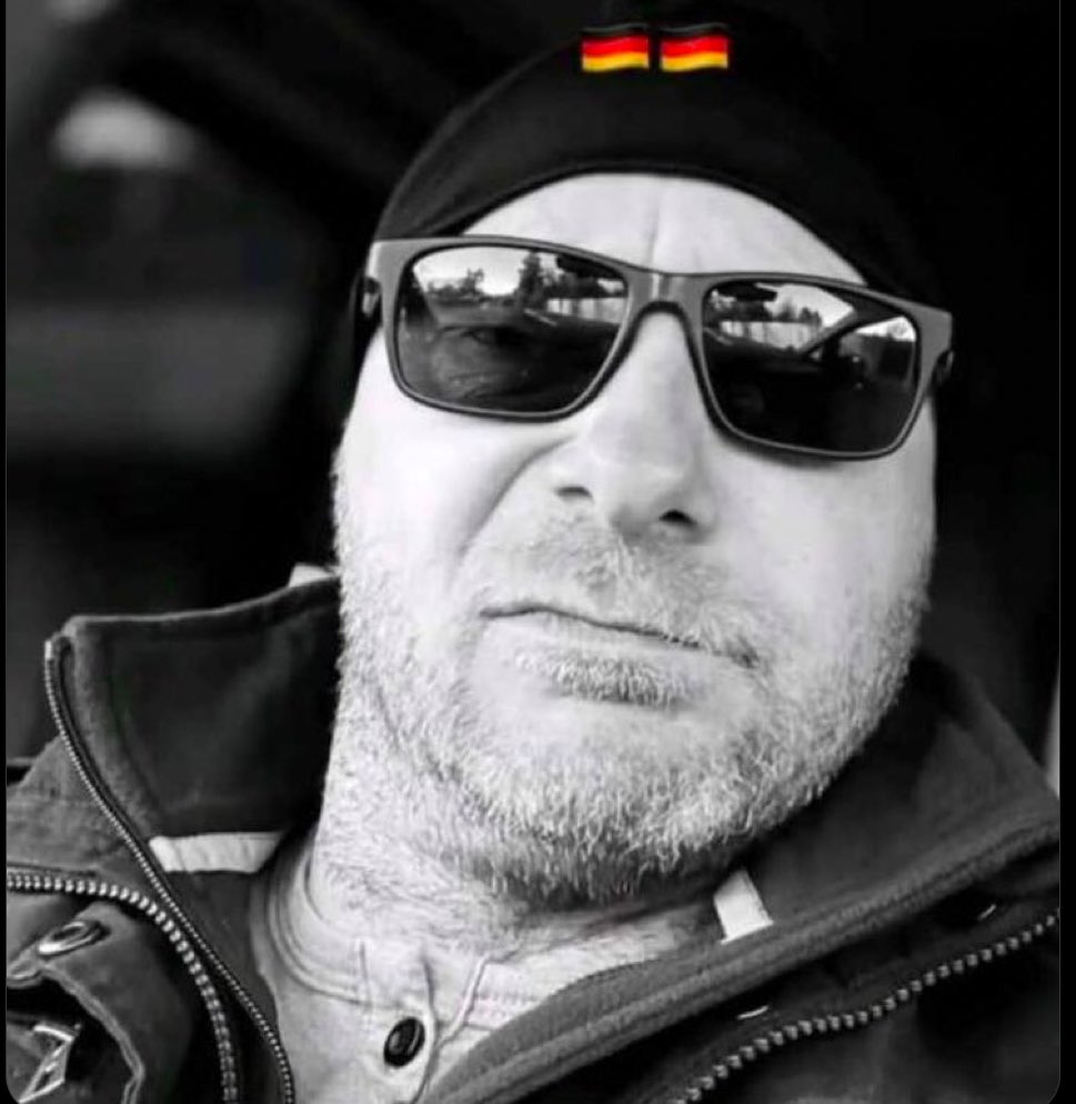 So, ihr Linken Loser… Der mutige Held, der sich dem feigen Attentäter von #Aschaffenburg in den Weg stellte und mit seinem Leben dafür bezahlte, weil er seinen dreijährigen Sohn, der im Bollerwagen saß, schützen wollte, heißt Kai-Uwe Danz (41) und war #biodeutsch. Ruhe in