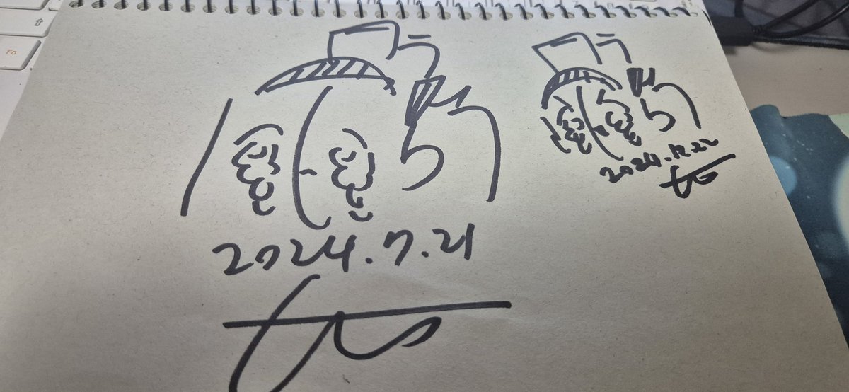 몰루제에서 분실된 사인북을 <a href="/MrJ46469995/">Mr.J</a> 님께서 찾고 있습니다. 1월 25일 오후 4시쯤 수원 메쎄 2홀 실내 벤치에서 분실하신 것 같다고 합니다.
사진과 같은 사인북을 발견하셨거나 사인북을 보호(?)하고 계신다면 <a href="/MrJ46469995/">Mr.J</a> 님에게 DM으로 연락 부탁드리겠습니다.