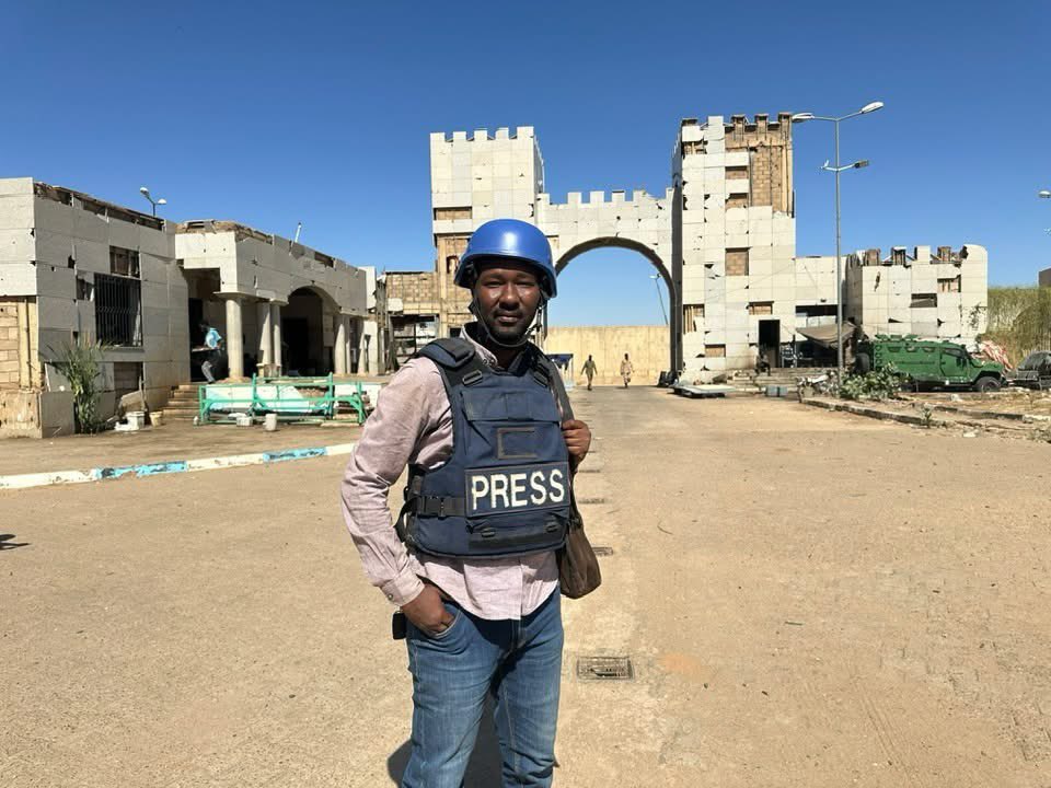 AlMigdadAruhaid's tweet photo. الزميل نزار البقداوي من أمام مقر القيادة العامة للجيش السوداني صباح اليوم بالعاصمة الخرطوم.

Our colleague Nizar Al-Baqdawi is reporting this morning from in front of the Sudanese Army General Command headquarters in the capital, Khartoum https://t.co/FHTx416PUQ