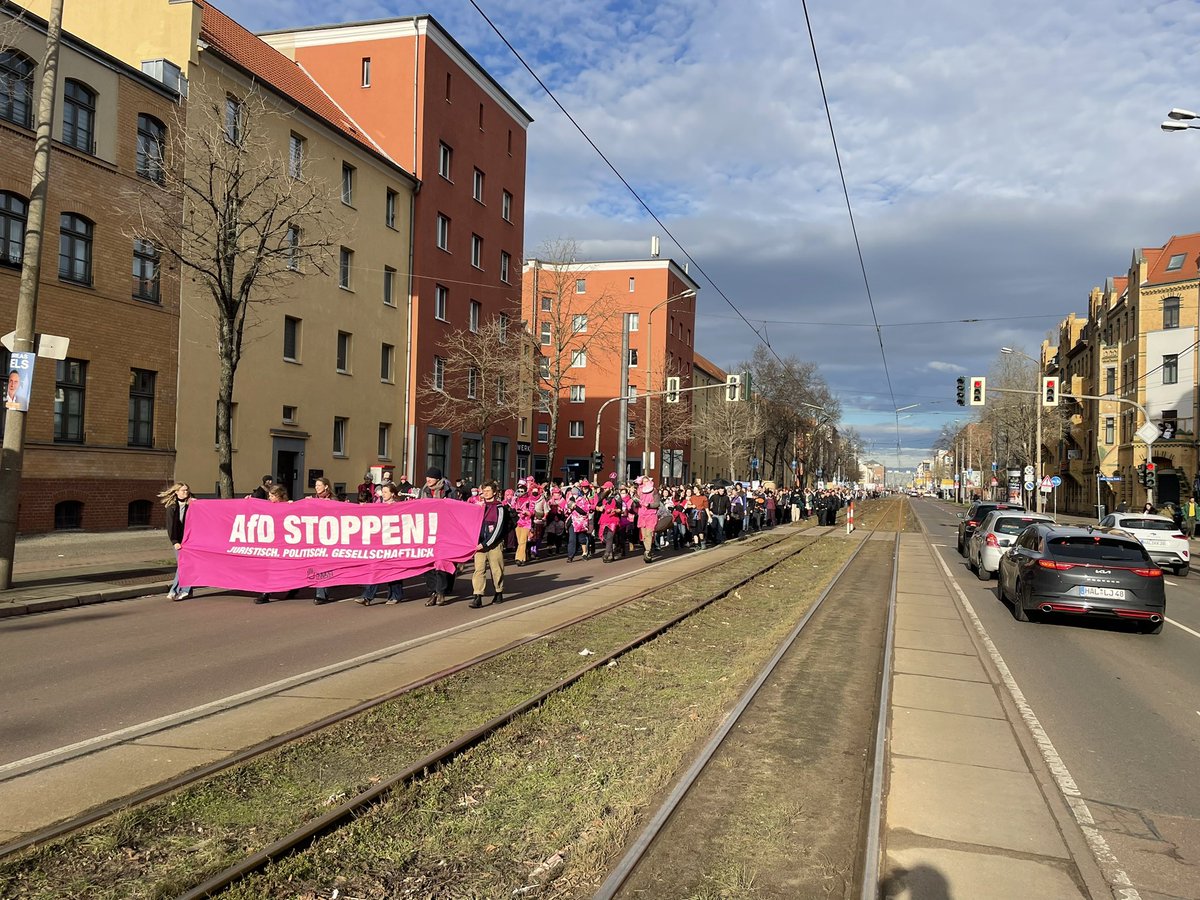 jakobspringfeld's tweet photo. Tausende demonstrieren gegen den Auftakt des AfD-Wahlkampfes in #Halle! Nach einer schwerverdaulichen Woche (Trump, Aschaffenburg, Merz) in so viele entschlossene Gesichter zu blicken, macht einfach immer wieder Mut. Der antifaschistische Protest lebt, auch in #Ostdeutschland. https://t.co/UX8D1YgdRt