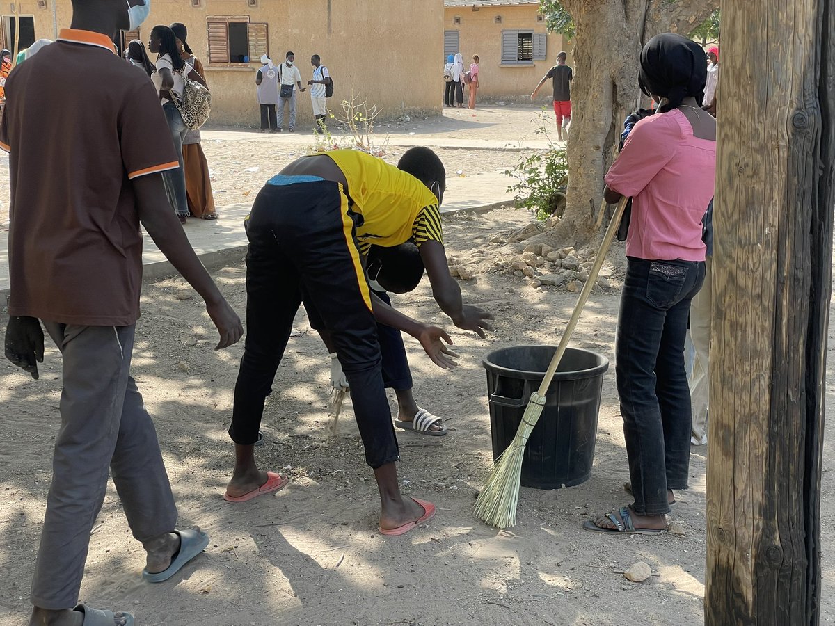 Jve_Senegal's tweet photo. Chaque personne a droit à un #environnement sain, les enfants encore plus.
Démarrage de la #Journeedactionclimatique de @Jve_Senegal au #lyceeAhmadouNdackSeck de #Thies avec l’association #ADEB par un set-setal.
Cette initiative entre dans le cadre du projet #pafe financé par @NLinSenegal.
@MinistrEnviro1 @PrdaoudaN @PR_Diomaye