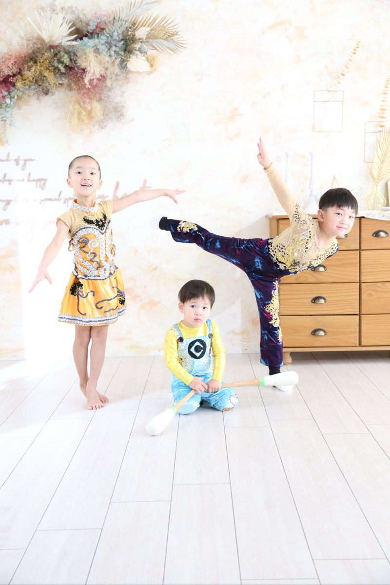 3人揃って新体操の衣装で写真撮ってきました😭❤️
美羽の衣装は私が初めて作ってもらったやつです✨
芙翔のは奏翔が初めて個人を踊った時の❤️

#加古川　
#加古川市
#土山
#加古川習い事
#新体操
#男子新体操
#体操
#谷本奏翔
#小学生
#習い事
#ソルクス
#ソルクス体操クラブ
#高砂
#姫路
#明石