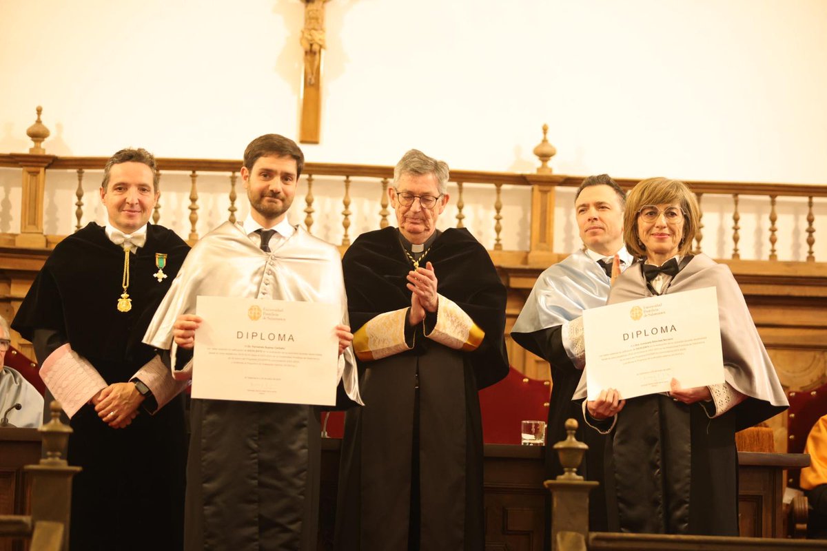 upsa's tweet image. 👨‍🎓 Los profesores que han obtenido la calificación de #Excelente en la convocatoria 2023-2024 del Programa #Docentia reciben los #diplomas por parte de las autoridades. ¡Enhorabuena por la distinción! #SantoTomásUPSA