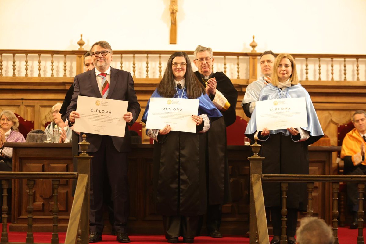 upsa's tweet image. 👨‍🎓 Los profesores que han obtenido la calificación de #Excelente en la convocatoria 2023-2024 del Programa #Docentia reciben los #diplomas por parte de las autoridades. ¡Enhorabuena por la distinción! #SantoTomásUPSA