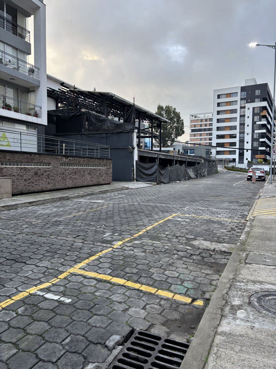 andreapilopais's tweet photo. @amcquito esta construcción ubicada en la calle Casanova y Portugal realiza trabajos hasta las 00:00 generando inconvenientes a todo el barrio. El ruido es insoportable https://t.co/cZPksTDI35