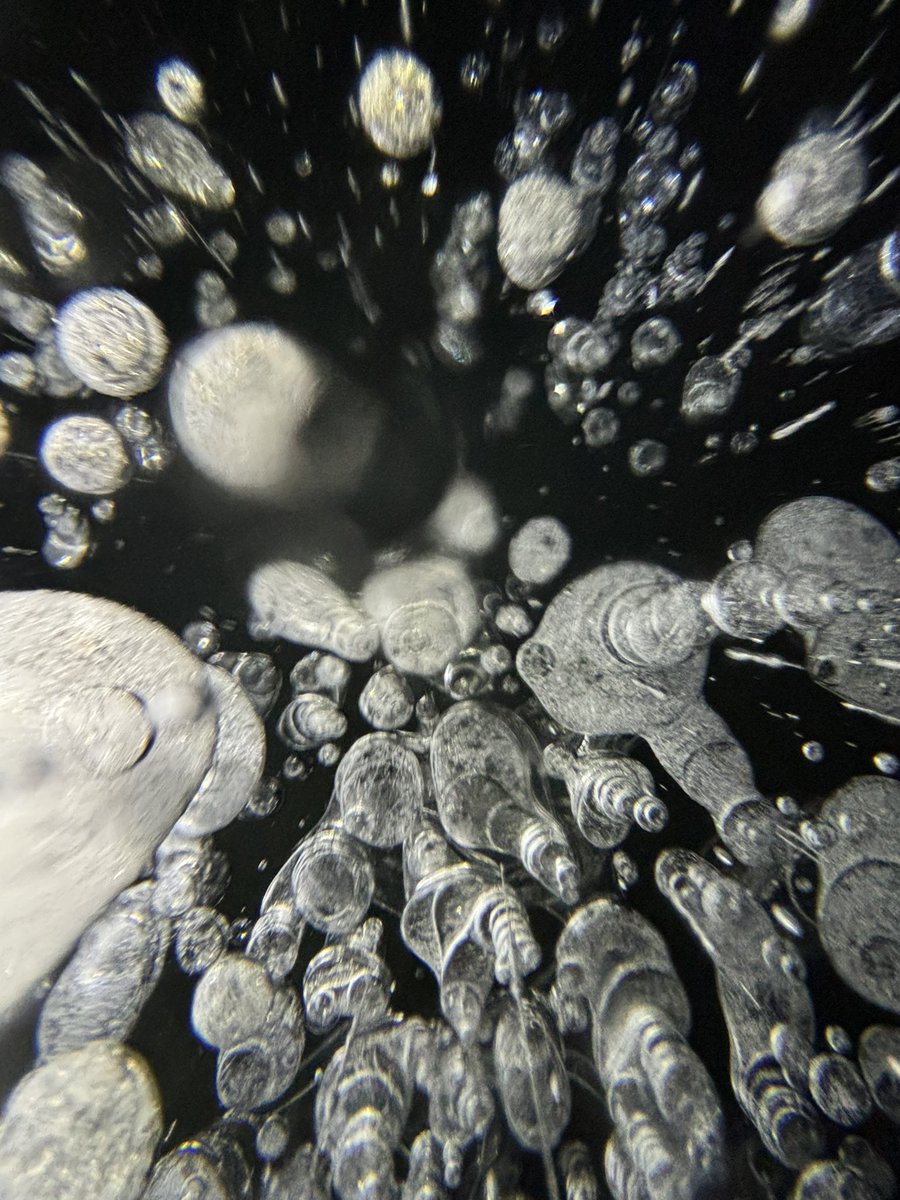 shimshim0's tweet image. 夜中の宇宙🚀
#タウシュベツ
#icebubble
#nightbubble