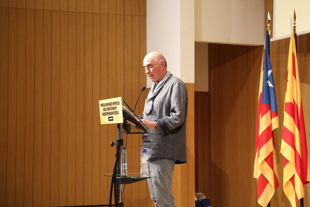 assemblea's tweet photo. 🗣️Conclou l’acte polític amb el discurs del president @lluis_llach:

✊“Si volem ser, si volem sobreviure com a poble, necessitem el combat. Aquest full que us presentem és el nostre ferm compromís amb el combat per l'alliberament nacional.”

🔨“L’Assemblea està disposada a picar pedra, una pedra dura i cantelluda, fins a aconseguir un moviment d'alliberament nacional estructurat, possible i resolutiu. Lluitarem per la independència al mateix temps que enfortirem els paràmetres de convivència que defineixen la nostra nació.”

👀“Forces polítiques independentistes, no ens crideu a participar en la gestió autonomista de la colònia ni en el sotmetiment que comporta, però si la vostra praxi política es dirigeix envers la independència, nosaltres ja hi serem. Hi serem presents, sigui per ajudar-vos o ja sigui per controlar-vos.”