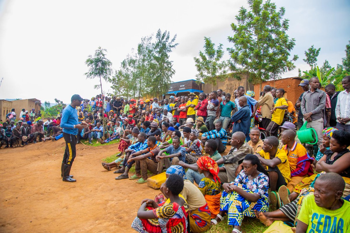 MurundisectorK's tweet photo. Uyumunsi @MurundisectorK twifatanyije n'umuyobozi w'Akarere @BoscoNyemazi mugukora umuganda usoza ukwezi kwa 1,hubakiwe abatishoboye, hasiburwa imihanda n'ibindi, Nyuma y'umuganda Umuyobozi w'akarere yaganirije baturage kukurwanya Malaria, isuku,umunsi w'intwari n'ibindi. https://t.co/m02JxfsbKR
