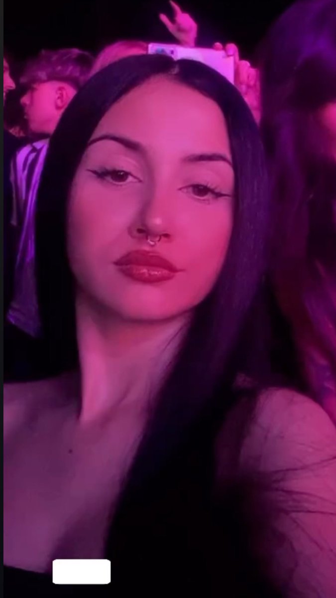 Mira bien a la Diosa a la que le suplicarás darle tu dinero, realmente tienes que pagar para que una chica inalcanzable como yo te de su atención. Eres patético. #sumisofinanciero