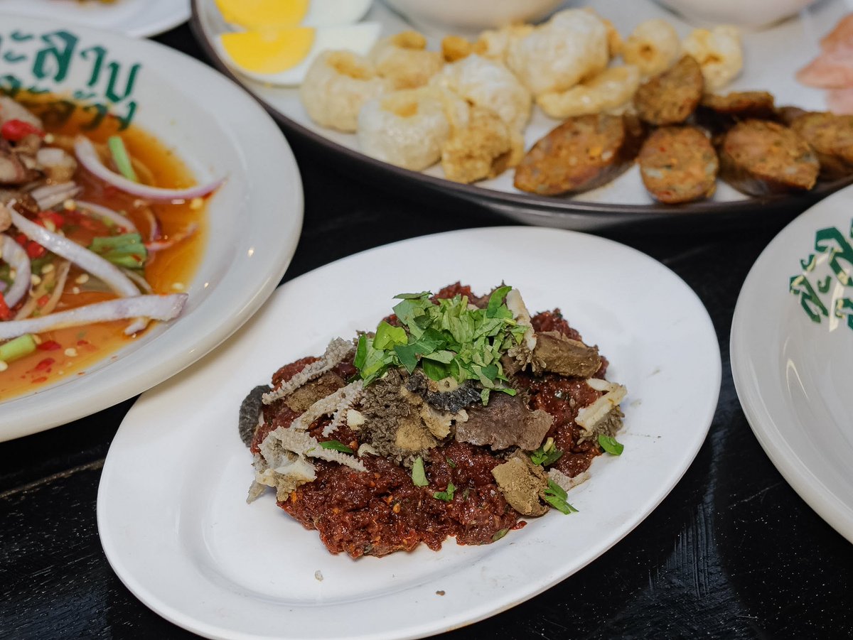 gin100_Official's tweet photo. —— 🥗 ละลาบละล้วง
ร้านลาบเปิดใหม่ ชื่อเก๋ ทรงติดแกรม ในบ้านสองชั้น หน้าตาการเสิร์ฟดูดี แต่อาหารราคาไม่แพง ส่วนใหญ่ 60.- มีทั้งลาบ ส้า และอาหารเมืองอื่นๆ ราคาส่วนใหญ่ไม่ถึงร้อย มีเบียร์มีไวน์ 
📍หมู่บ้านเพนกวิน เจ็ดยอด #อร่อยเชียงใหม่ https://t.co/yqL8nEFaXY
