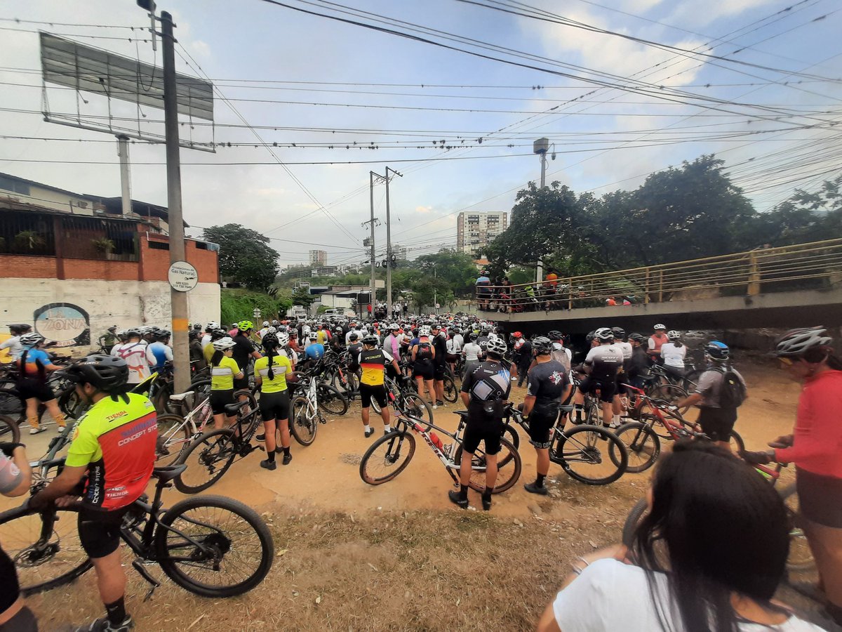 #Atentos a esta hora se vive un plantón de ciclistas en la Autopista Bucaramanga-Piedecuesta tras la muerte de un deportista la semana pasada en hechos violentos y confusos. 'No más muertes de 🚴' es la consigna. <a href="/PoliciaColombia/">Policía de Colombia</a> <a href="/transito_bga/">Transito Bucaramanga</a> <a href="/Rodriparada/">Rodrigo Parada Rueda</a>