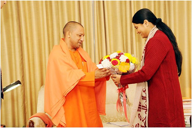 69000 शिक्षक भर्ती में 19000 सीटों  के आरक्षण घोटाला मामले पर पिछड़े दलित अभ्यर्थियों को न्याय दिलाने के पश्चात गुलदस्ता भेंट करती मा.  दीदी अनुप्रिया पटेल जी---