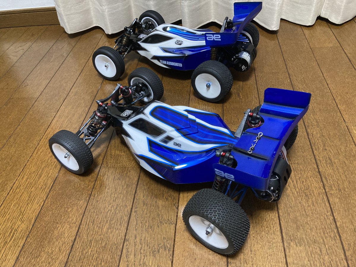 samusunoa's tweet image. 大好きなアソシB4
YAIBARacing仕様と勝手にブラックアルマイト仕様です。
YAIBARacingの方は+8mmシャーシとダンパー以外は新品パーツで組み直しました。
トップシャフトとインチビスがあればさらにもう一台組めそうです。
このマシンはほんとに名車だと思います😊

#TEAMASSOCIATED
#RC10B4