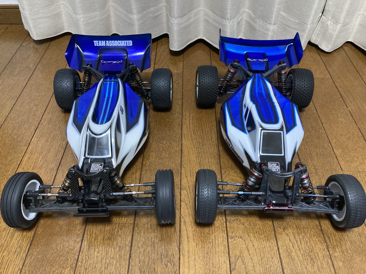 samusunoa's tweet image. 大好きなアソシB4
YAIBARacing仕様と勝手にブラックアルマイト仕様です。
YAIBARacingの方は+8mmシャーシとダンパー以外は新品パーツで組み直しました。
トップシャフトとインチビスがあればさらにもう一台組めそうです。
このマシンはほんとに名車だと思います😊

#TEAMASSOCIATED
#RC10B4