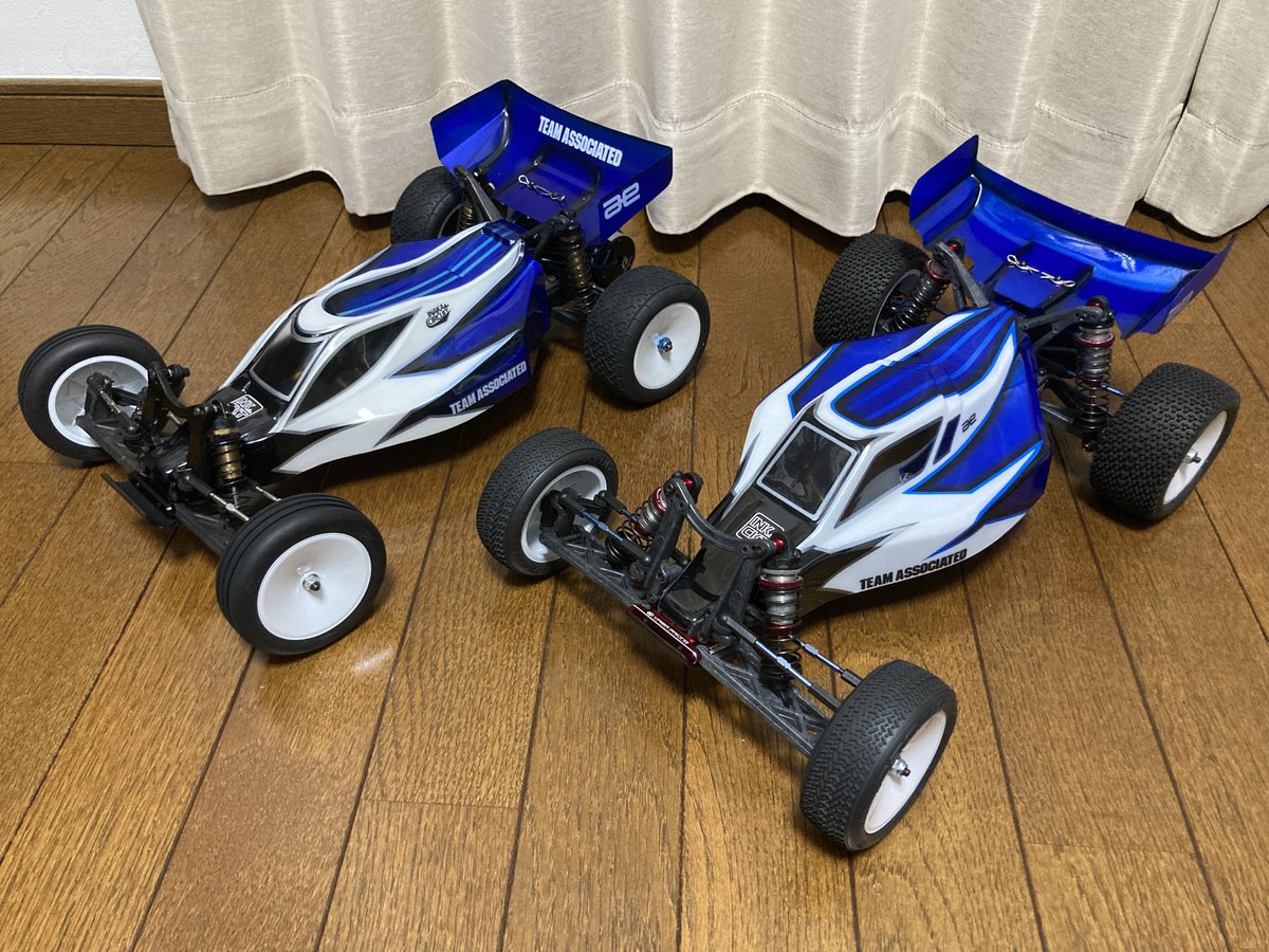 samusunoa's tweet image. 大好きなアソシB4
YAIBARacing仕様と勝手にブラックアルマイト仕様です。
YAIBARacingの方は+8mmシャーシとダンパー以外は新品パーツで組み直しました。
トップシャフトとインチビスがあればさらにもう一台組めそうです。
このマシンはほんとに名車だと思います😊

#TEAMASSOCIATED
#RC10B4