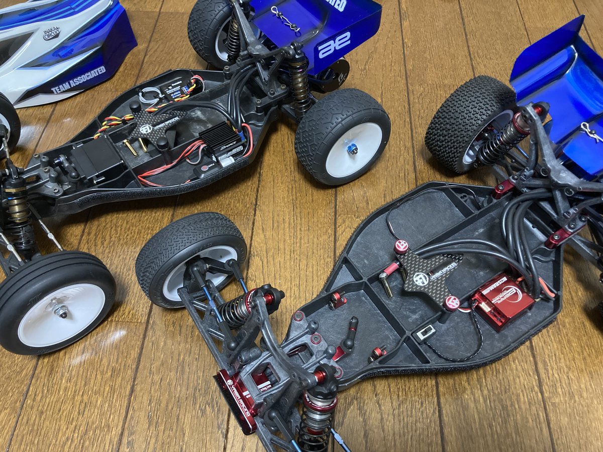 samusunoa's tweet image. 大好きなアソシB4
YAIBARacing仕様と勝手にブラックアルマイト仕様です。
YAIBARacingの方は+8mmシャーシとダンパー以外は新品パーツで組み直しました。
トップシャフトとインチビスがあればさらにもう一台組めそうです。
このマシンはほんとに名車だと思います😊

#TEAMASSOCIATED
#RC10B4