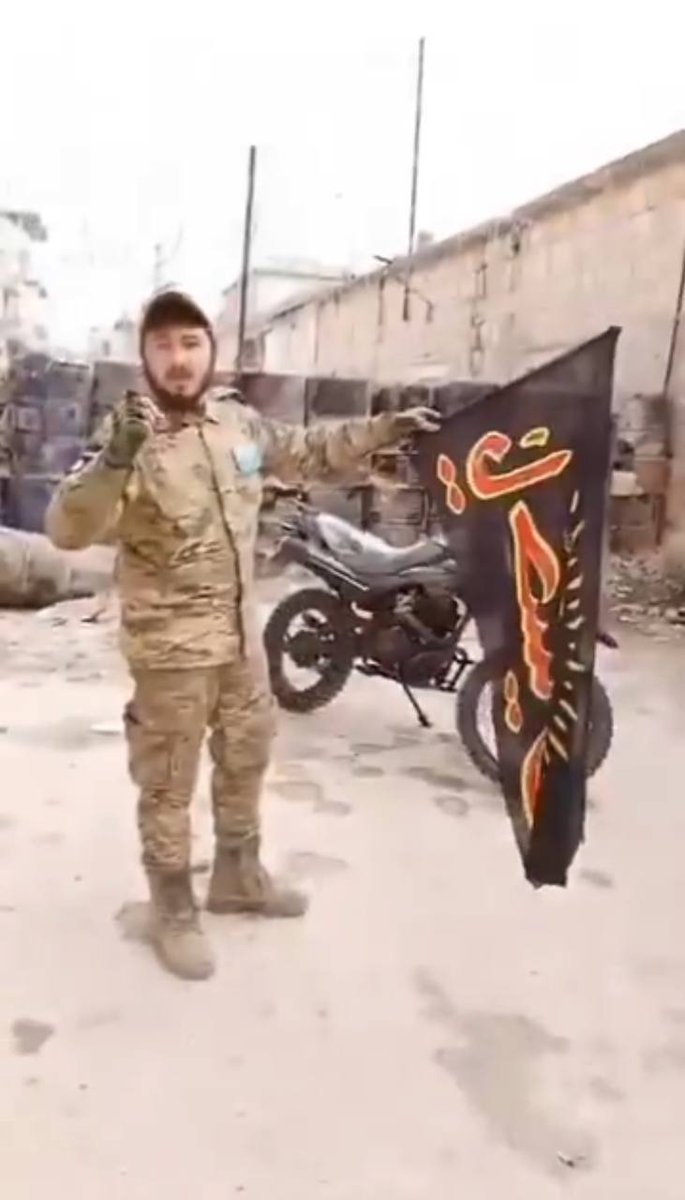 MahalaxmiRaman's tweet image. 🇸🇾 | #Uyghur #Nasibi burns a flag that contains the name of the grandson of the Prophet (SAWA), Imam Hussein (AS), with the #ISIS badge on his arm, #Homs  #Syria 🇸🇾
#Iran 🇮🇷  #ShiaSunniConflict