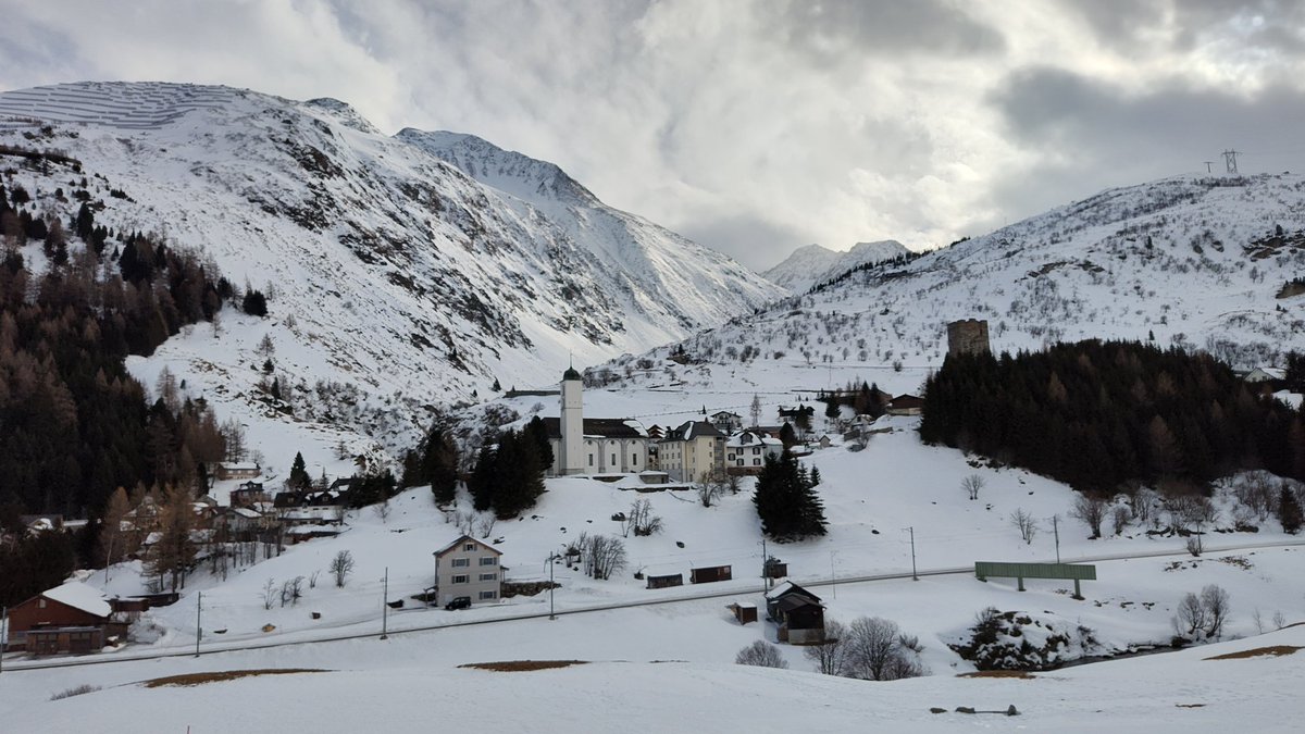 PascalHeyman's tweet photo. Too warm 🌤️ ☁️ for the time of the year but still lots of snow for 🥾 in the #Urserntal between #Andermatt and #Realp 🇨🇭. @MySwitzerland_e @infokantonuri https://t.co/zHSx9Yuwpk