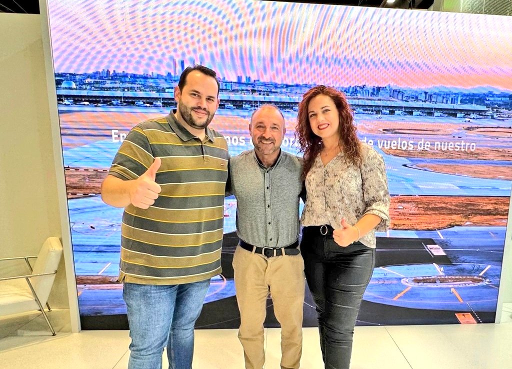 ENAIRE's tweet photo. 🥰 Seguimos recibiendo en nuestro stand de #FITUR2025 a muchos compañeros de @ENAIRE junto a sus familiares y seres queridos.

🙌 ¡Nuestro circuito para #drones está causando furor entre niños y adultos!

@fitur_madrid @IFEMA @FundacionENAIRE https://t.co/esz7sieG90