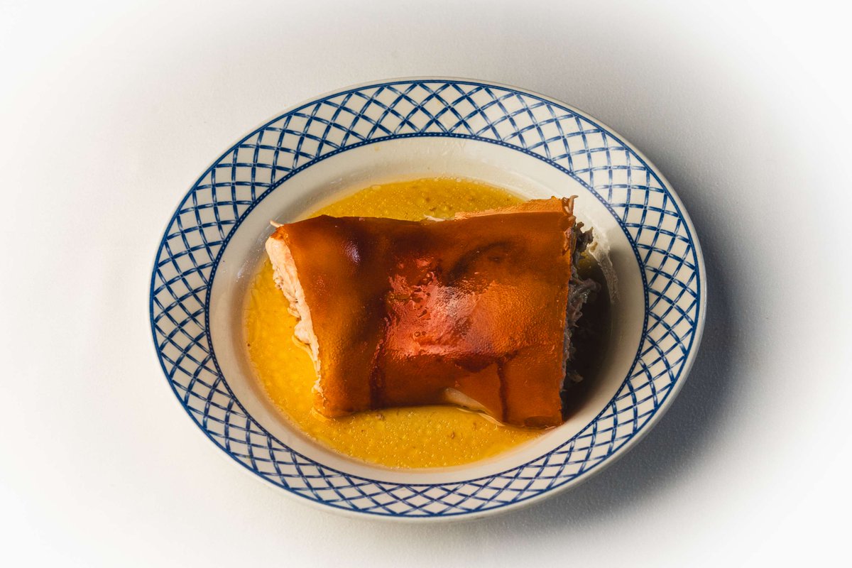 Asar un cochinillo es un arte. Y en El Mesón de Cándido lo dominamos como nadie.

⭐⭐⭐

📍 Plaza del Azoguejo, 5 #Segovia #MesónDeCándido 
📱 921 42 59 11