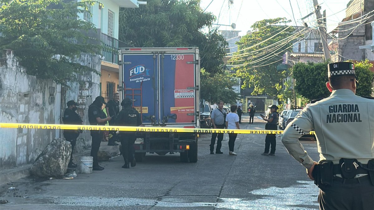 enriquemunozFM's tweet photo. Distribuidoras de refrescos, cerveza, agua y alimentos dejan de repartir sus productos en Acapulco por la ola de asesinatos contra sus choferes.
Pero la alcaldesa está más interesada en ser gobernadora y en amenazar con embargar hoteles que no se reactiven cuanto antes. https://t.co/ki1CbM8agd