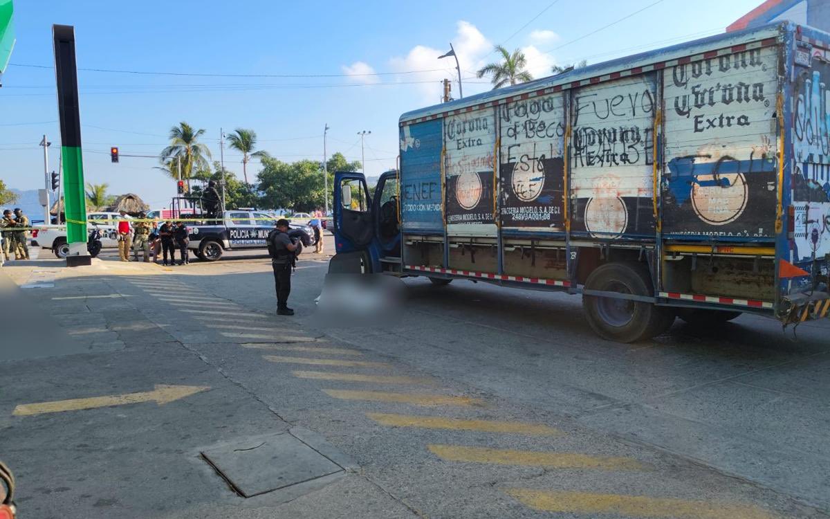 enriquemunozFM's tweet photo. Distribuidoras de refrescos, cerveza, agua y alimentos dejan de repartir sus productos en Acapulco por la ola de asesinatos contra sus choferes.
Pero la alcaldesa está más interesada en ser gobernadora y en amenazar con embargar hoteles que no se reactiven cuanto antes. https://t.co/ki1CbM8agd