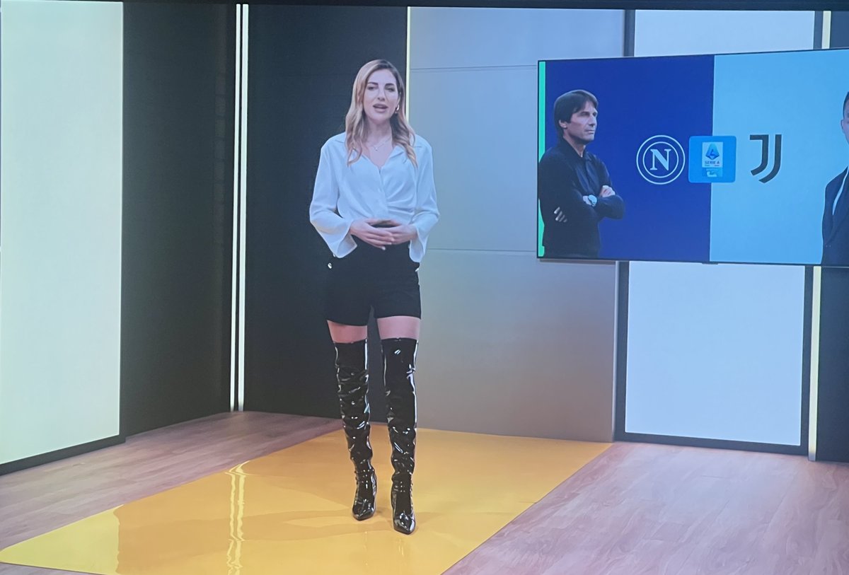 pisto_gol's tweet photo. Serratissimo duello a base di outfit tra #DilettaLeotta ( la titolare) e #GiusyMeloni (la sfidante) per il titolo di #MissCalcioTv : le altre, per ora, staccatissime ( attenzione all’outsider @BeatriceCalcaterra con tanto di stivaloni di vernice) https://t.co/ALNP5xUvDY
