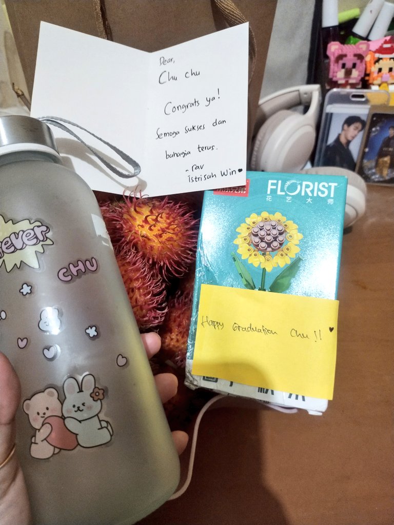 cchupaac's tweet photo. Thankyou so much kakak" ku 💓
Makasih untuk gift + buah dari kebun kak rav 😆

Singkat banget ya ternyata pertemuan kita, Semoga sehat selalu &amp; bahagia dimanapun kalian berada ka🤍

Terimakasih telah melengkapi perjalanan ku di kota ini 

See you sayang" ku 🤗
@pwinkyc @_richkey https://t.co/pNCvlNkGVh