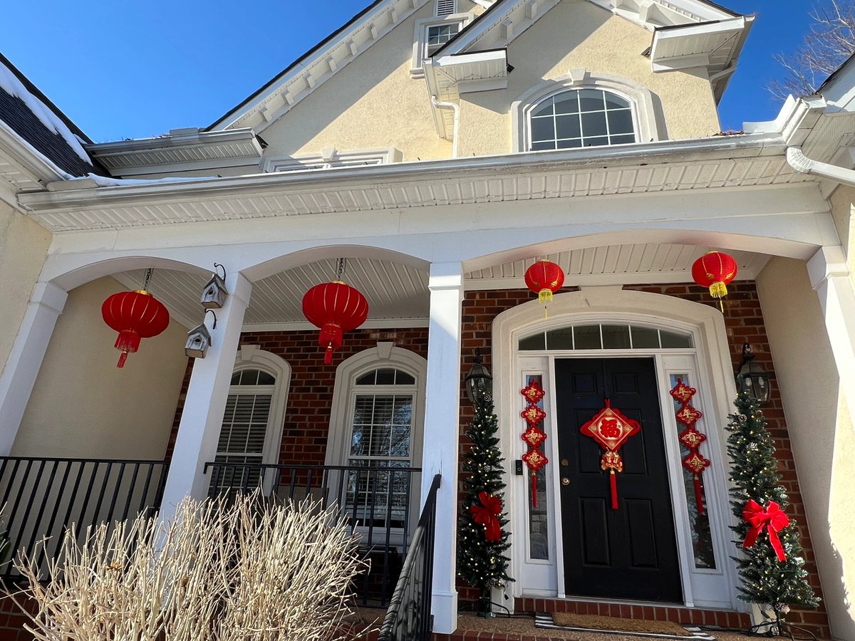 Zora898989's tweet image. Paper couplets are now banned, so I bought Chinese knot-style decorations in Chinatown. They are double-sided—one side is like the first image, and the other side features the God of Wealth. The lanterns on the left are also from Chinatown. #InTheUS #AsianNewYear