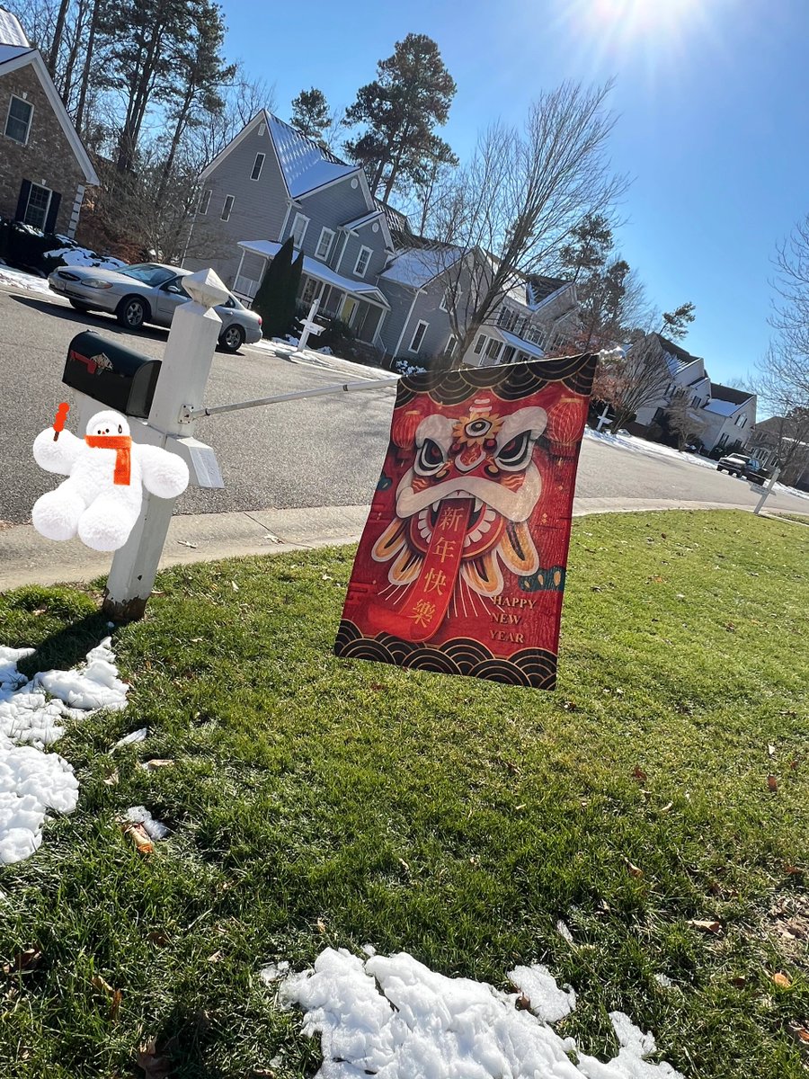Zora898989's tweet image. Paper couplets are now banned, so I bought Chinese knot-style decorations in Chinatown. They are double-sided—one side is like the first image, and the other side features the God of Wealth. The lanterns on the left are also from Chinatown. #InTheUS #AsianNewYear