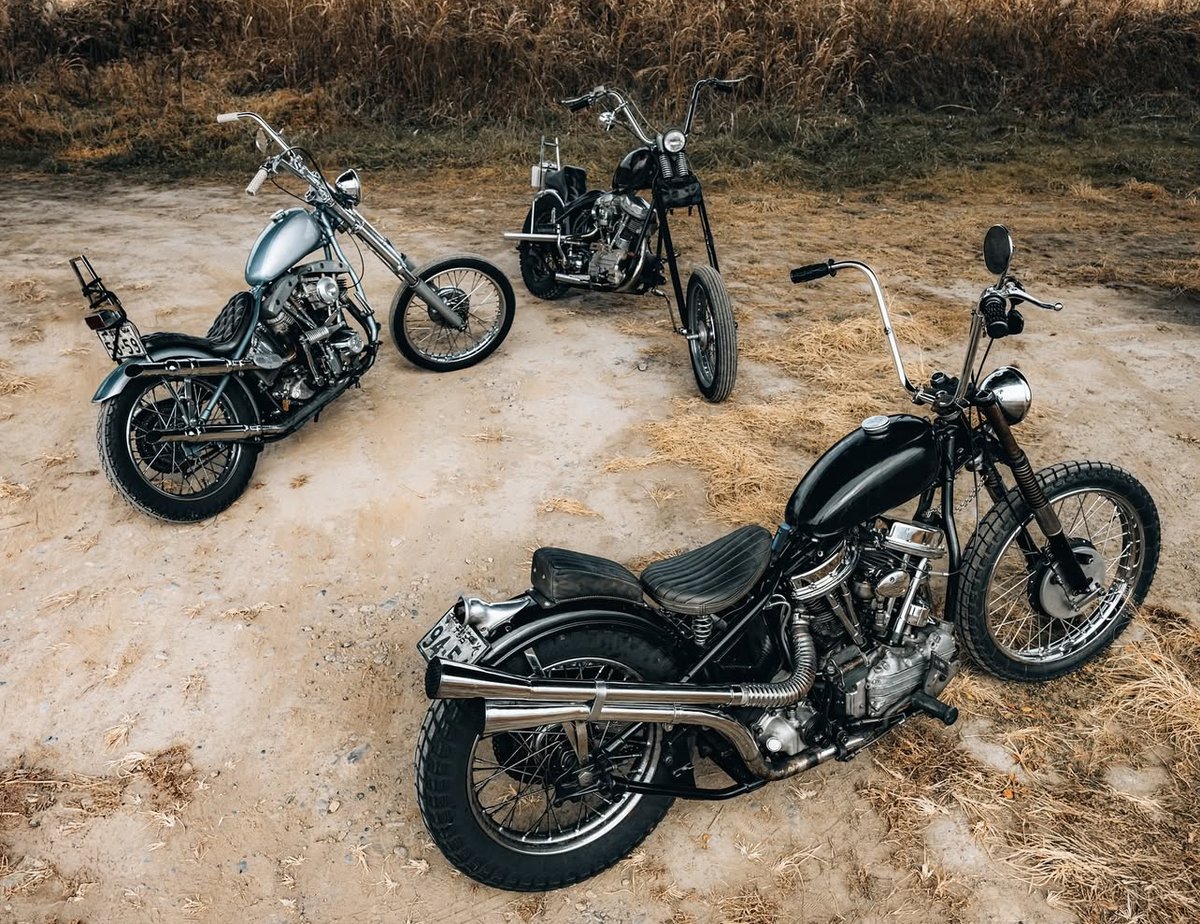 LowbrowCustoms's tweet photo. lots of good stuff going on right here... lots of good stuff. Panheads and shovels oh my! Photo: @pocotan99 #choppershit #ridewithfriends #choppers #harley #panheadsforever #shovellove #shovelhead #harleydavidson #hd #becausechoppers https://t.co/tSy2sFZaCj