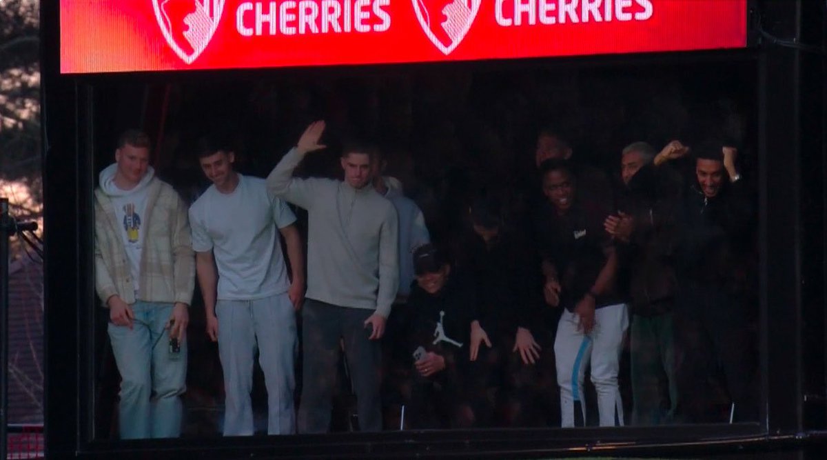 ¿Os acordáis de la turra que hemos dado en este tiempo con el Nottingham Forest?

Pues se llevan un 5-0 de don Andoni Iraola. Qué cosa tan maravillosa es el Bournemouth, ya son sextos. Y al final del partido, un plano con los doscientos futbolistas lesionados que tienen 🤣