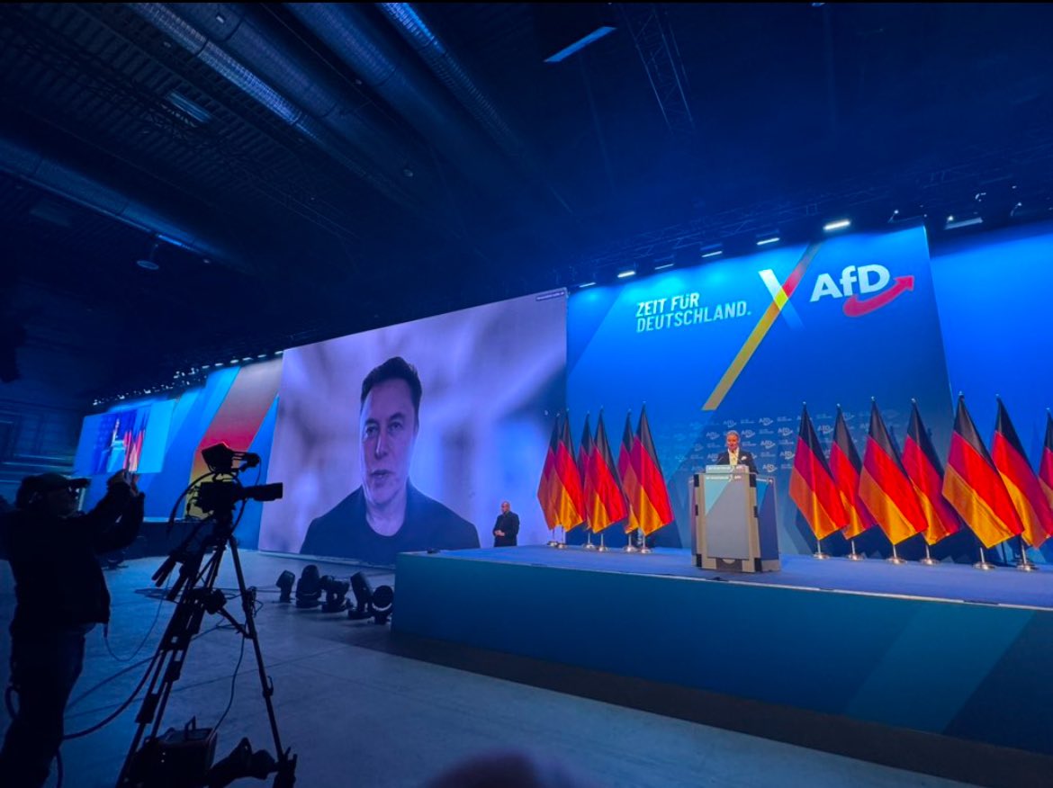 לאחר שסיים להכחיש שהצדיע במועל יד בחגיגת הניצחון של הנשיא טראמפ, המיליארדר אילון מאסק הופיע היום בעצרת הפתיחה של קמפיין ה AfD לבחירות וקרא לגרמנים להפסיק לחוש אשמה על עברם (שואה וכו׳).