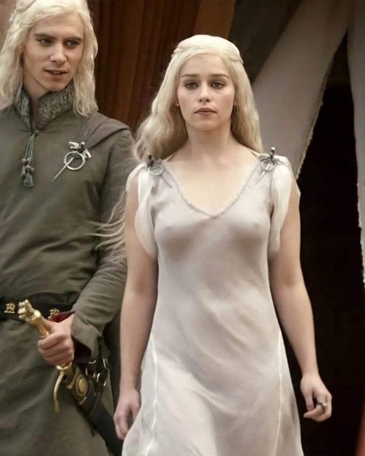 rhaenyraarrynn's tweet photo. My first thought seeing these photos of Elle Fanning was s1 ep1 Daenerys Targaryen https://t.co/n107r4K3UV