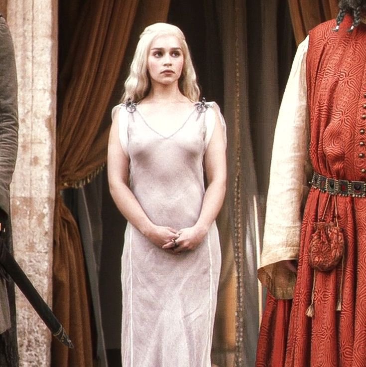 rhaenyraarrynn's tweet photo. My first thought seeing these photos of Elle Fanning was s1 ep1 Daenerys Targaryen https://t.co/n107r4K3UV