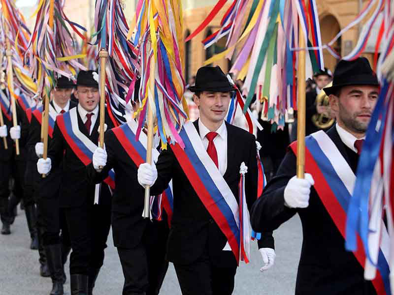 The Kurentovanje festival in Ptuj has several traditional characters including the Kopjaši /koh-pyah-shee/ or Spearmen. Want to get involved in the Cleveland Kurentovanje parade? Apply today to become one of our Spearmen! More info available here:
clevelandkurentovanje.com/spearman-appli…