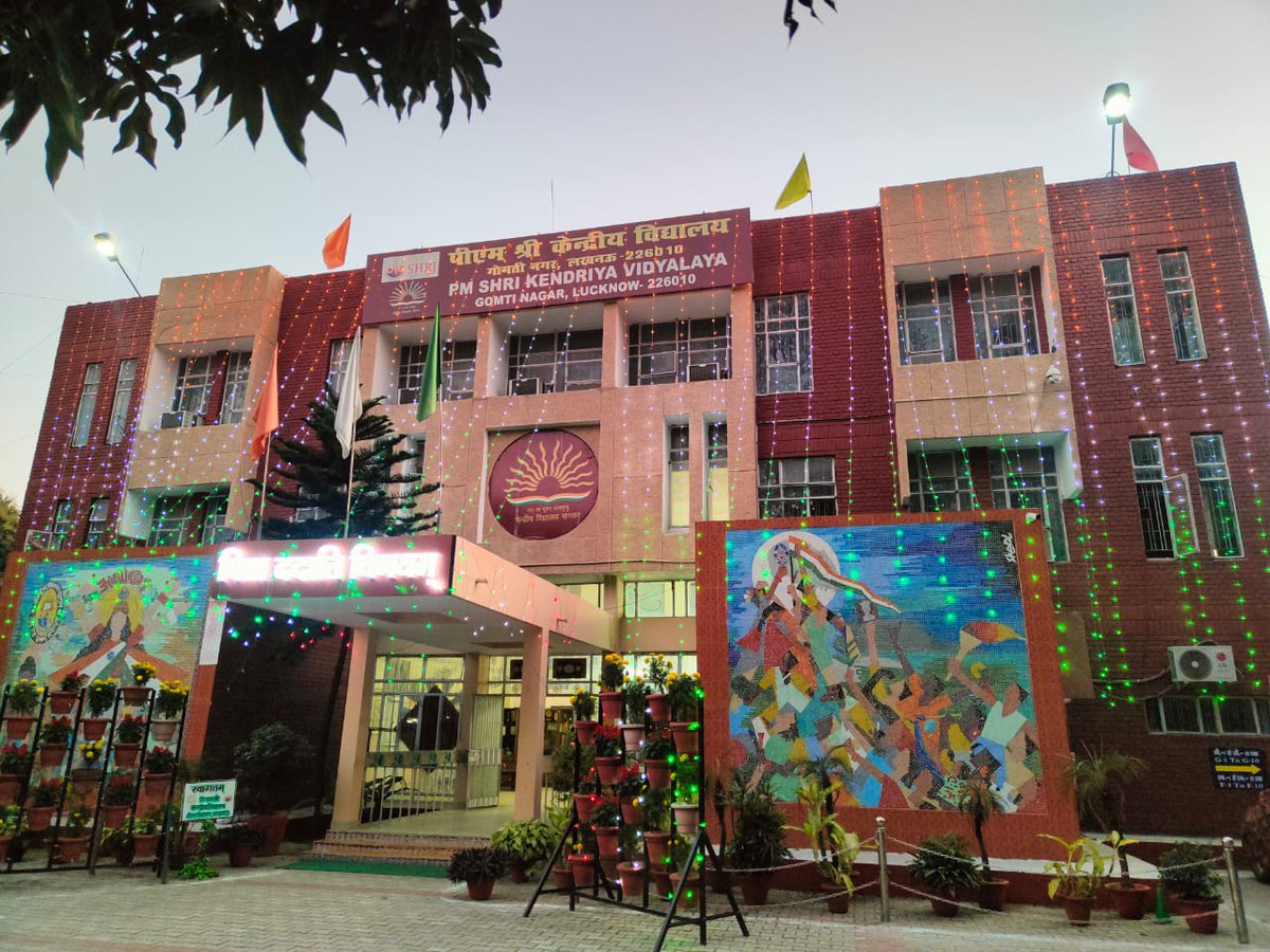 kvgomtinagar's tweet photo. 76वें गणतंत्र दिवस की पूर्व संध्या पर चमकता हुआ हमारा विद्यालय 
@EduMinOfIndia 
@KVS_HQ   
@KVS_Lucknow 
@FanpageKvs 
@skagarwal2310 
@avaish2k3 https://t.co/t5f6wdfbuv